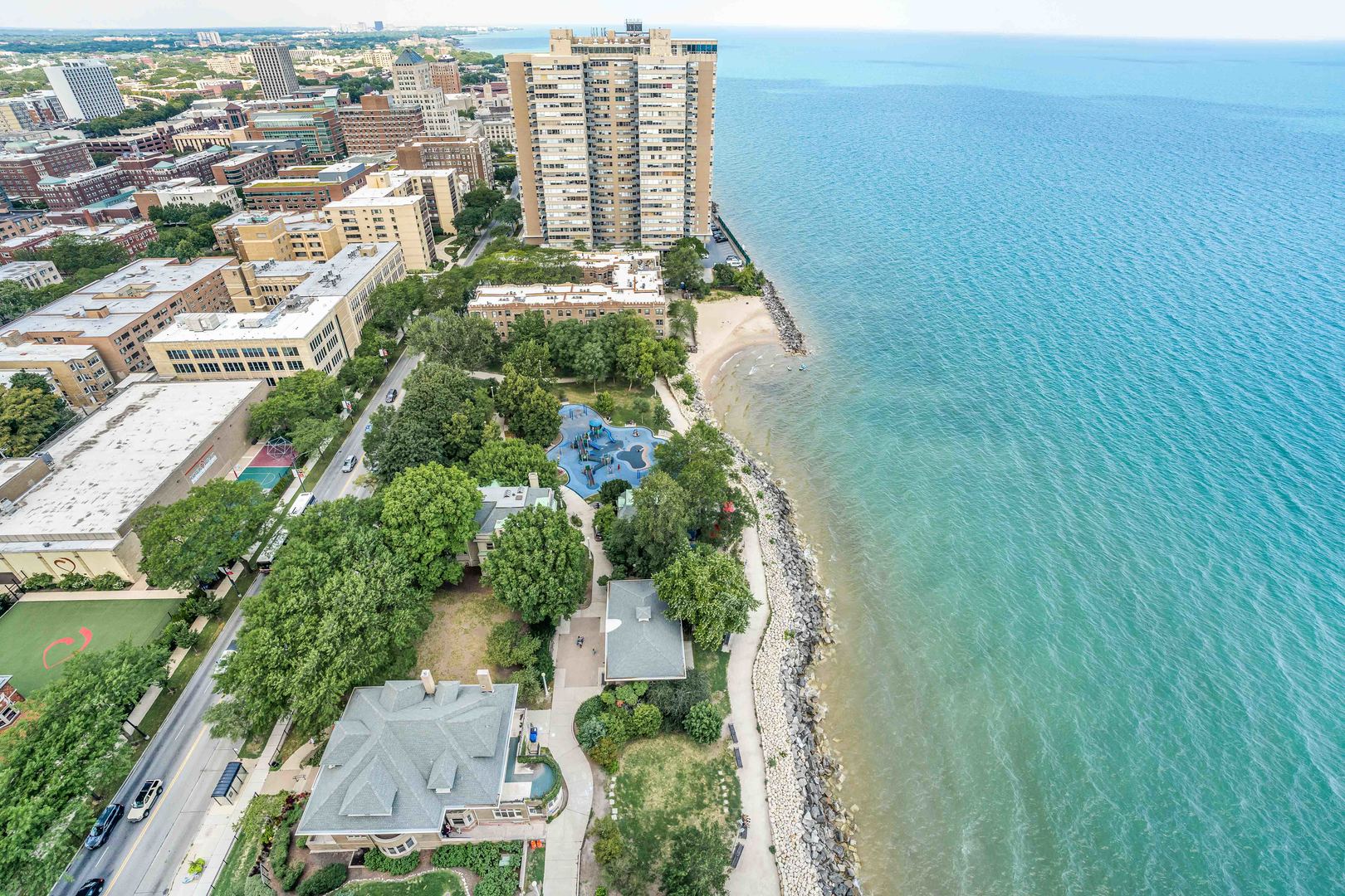6171 North Sheridan Road, Unit 2804 Chicago, IL 60660 - Photo 17 of 27 an aerial view of residential houses with outdoor space and trees