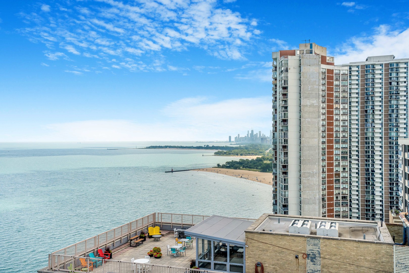 6171 North Sheridan Road, Unit 2804 Chicago, IL 60660 - Photo 19 of 27 a view of roof with city view