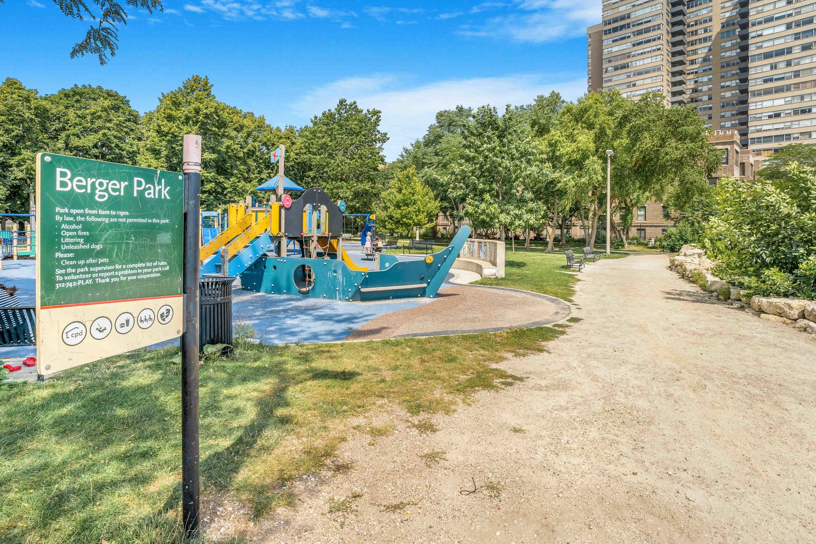 6171 North Sheridan Road, Unit 2804 Chicago, IL 60660 - Photo 20 of 27 a view of a park with welcome board
