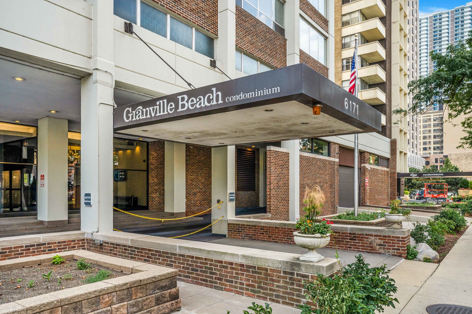 6171 North Sheridan Road, Unit 2804 Chicago, IL 60660 - Photo 2 of 27 a view of a building with sitting area