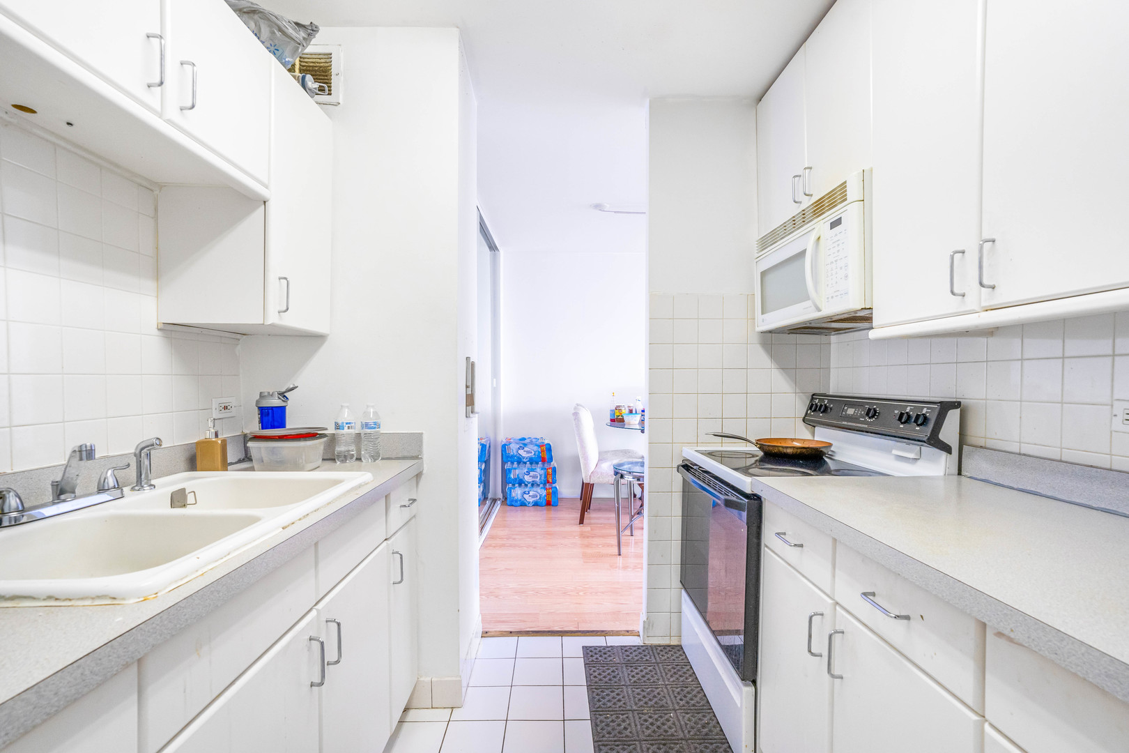 6171 North Sheridan Road, Unit 2804 Chicago, IL 60660 - Photo 5 of 27 a kitchen with a sink stove and cabinets
