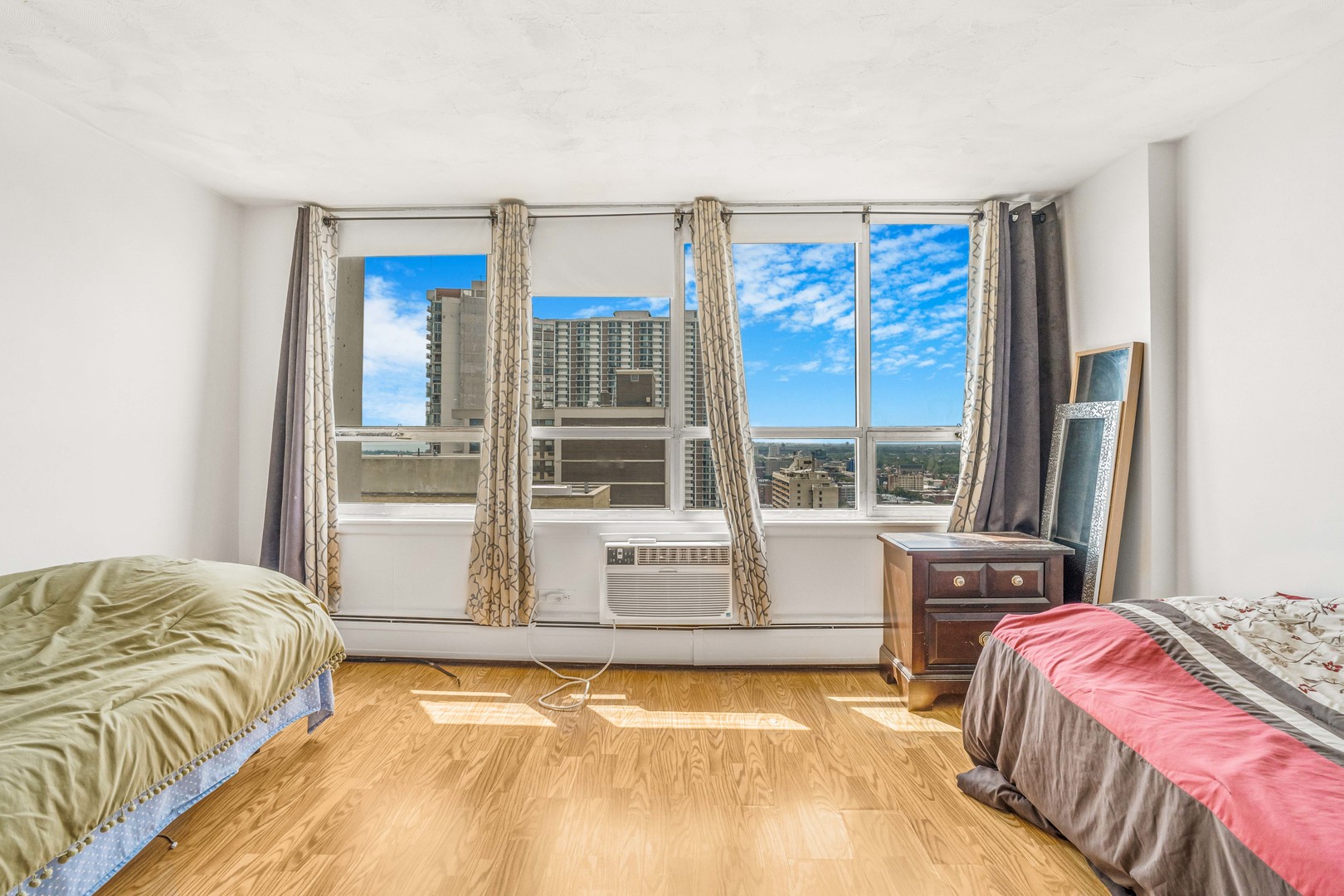 6171 North Sheridan Road, Unit 2804 Chicago, IL 60660 - Photo 7 of 27 a bedroom with a bed and a window