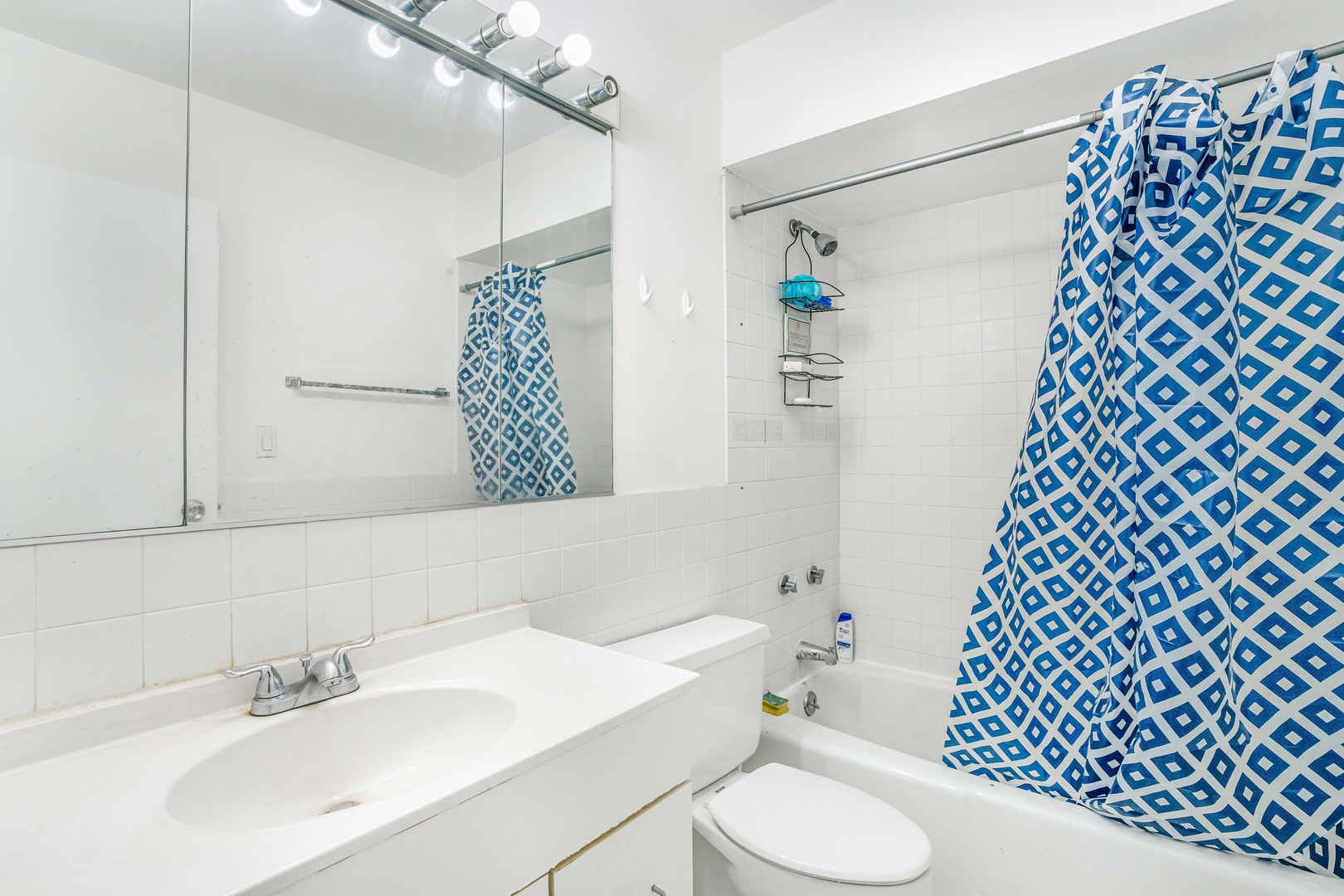 6171 North Sheridan Road, Unit 2804 Chicago, IL 60660 - Photo 8 of 27 a bathroom with a sink toilet and shower