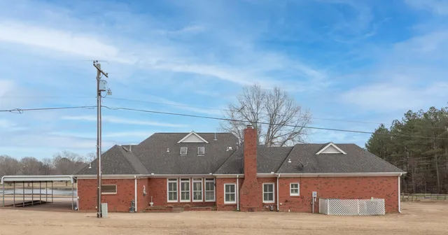 a view of house with a yard