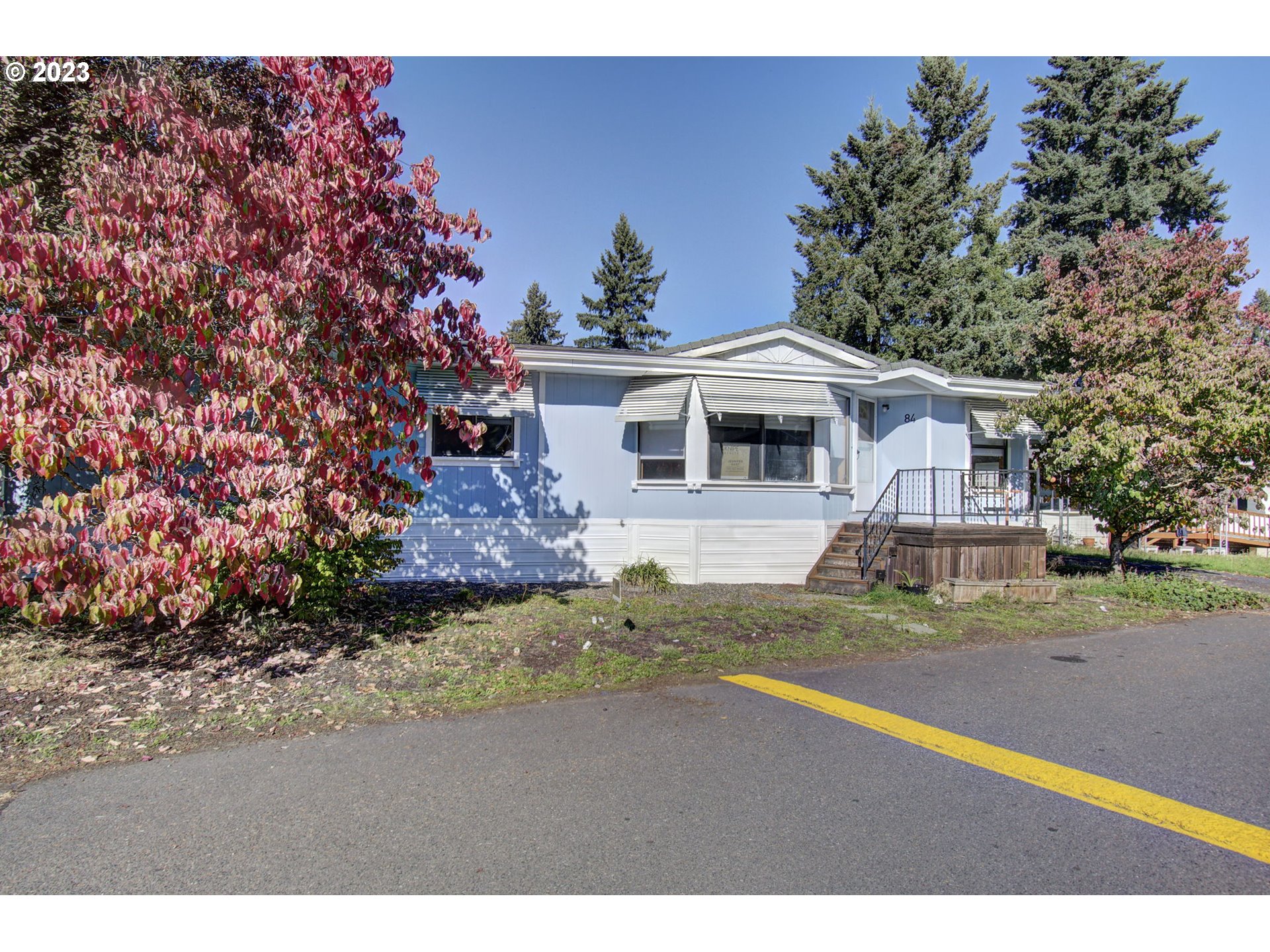 a view of a house with a yard