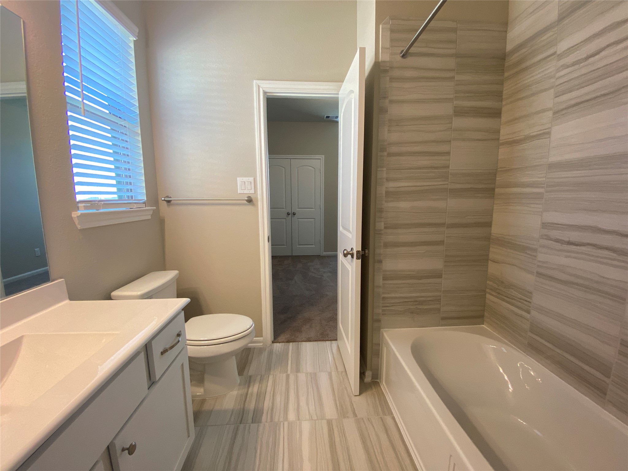 5255 Prairie Terrace Lane Fulshear, TX 77441 - Photo 16 of 28 Full bathroom between the two secondary bedrooms.