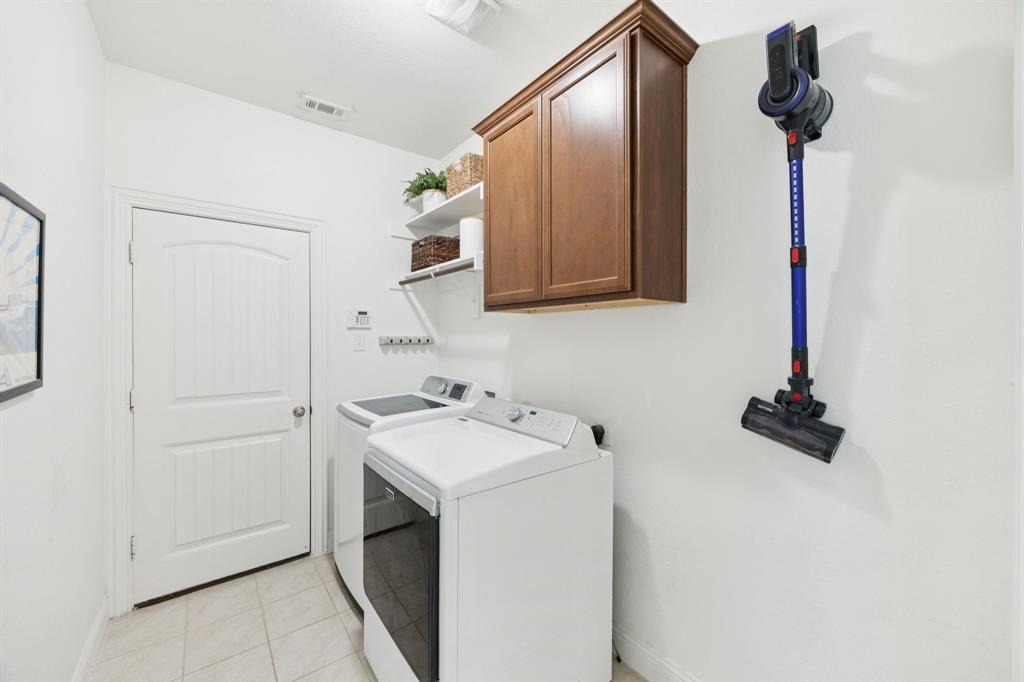 4017 Netherfield Road Frisco, TX 75036 - Photo 19 of 29 a bathroom with a sink and a mirror