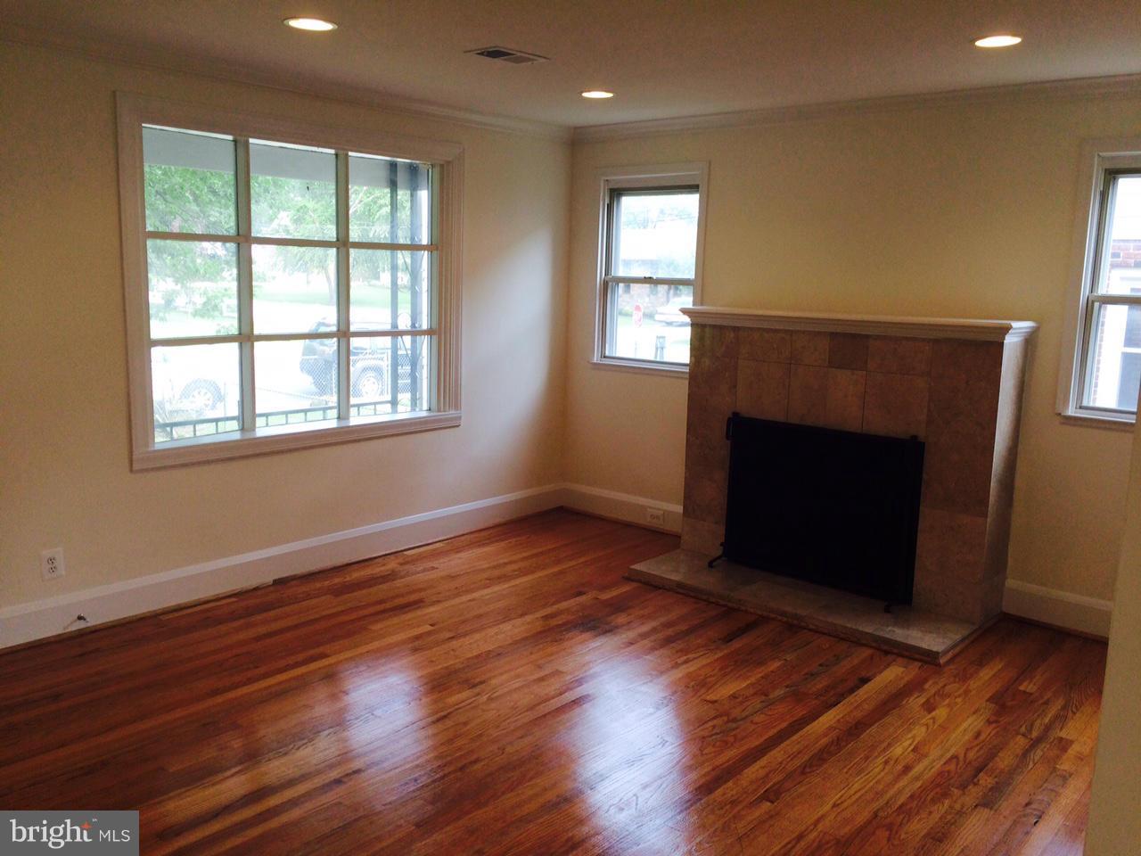 1903 Sunberry Road Baltimore, MD 21222 - Photo 12 of 24 Living Room