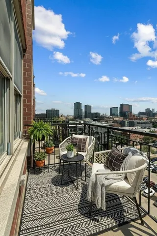 $950,000 | 6 South Laflin Street, Unit 910, Chicago, IL 60607