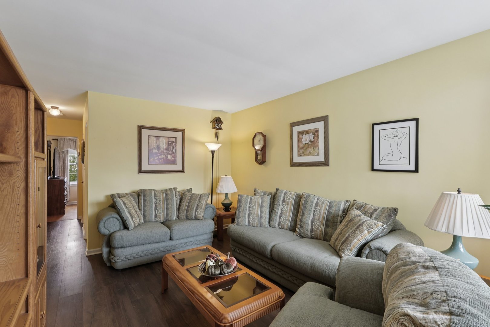 1034 31st Avenue Bellwood, IL 60104 - Photo 3 of 30 a living room with furniture and a couch