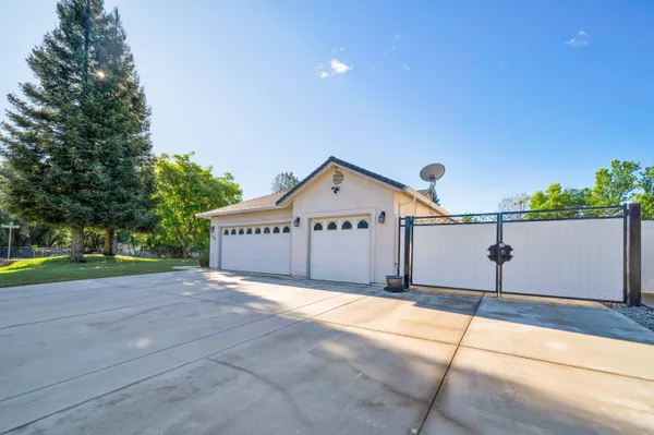 $585,000 | 1397 Empress Lane, Redding, CA 96002