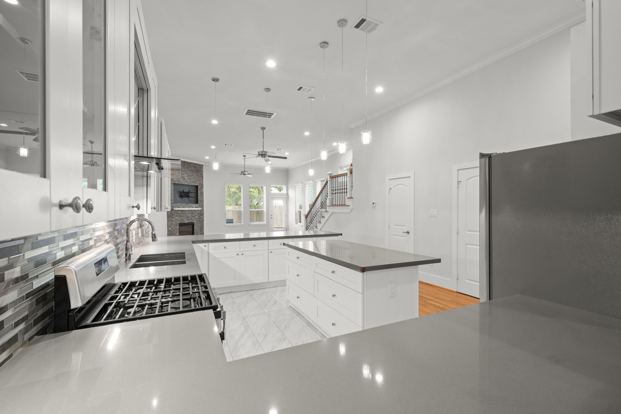 206 Burr Street, Unit A Houston, TX 77011 - Photo 8 of 46