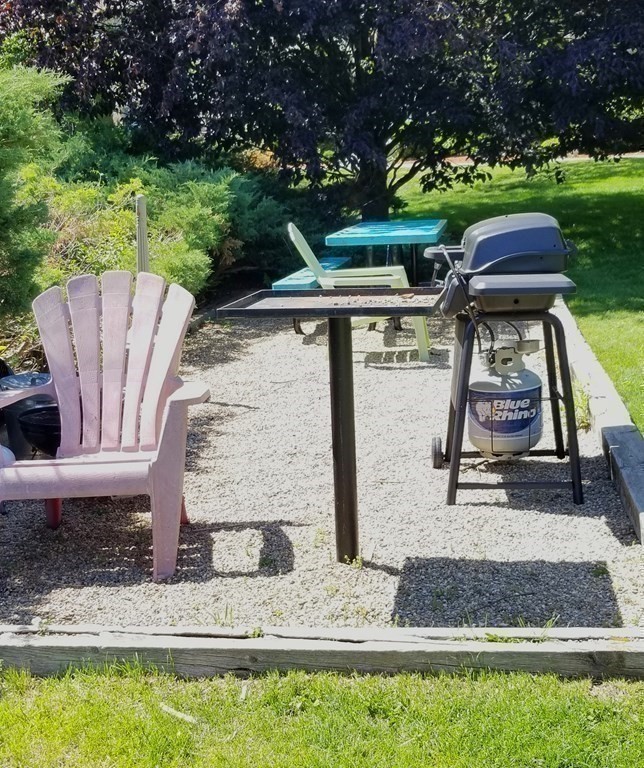 232 Swanson Road, Unit 628 Boxborough, MA 01719 - Photo 8 of 10 a backyard of a house with table and chairs