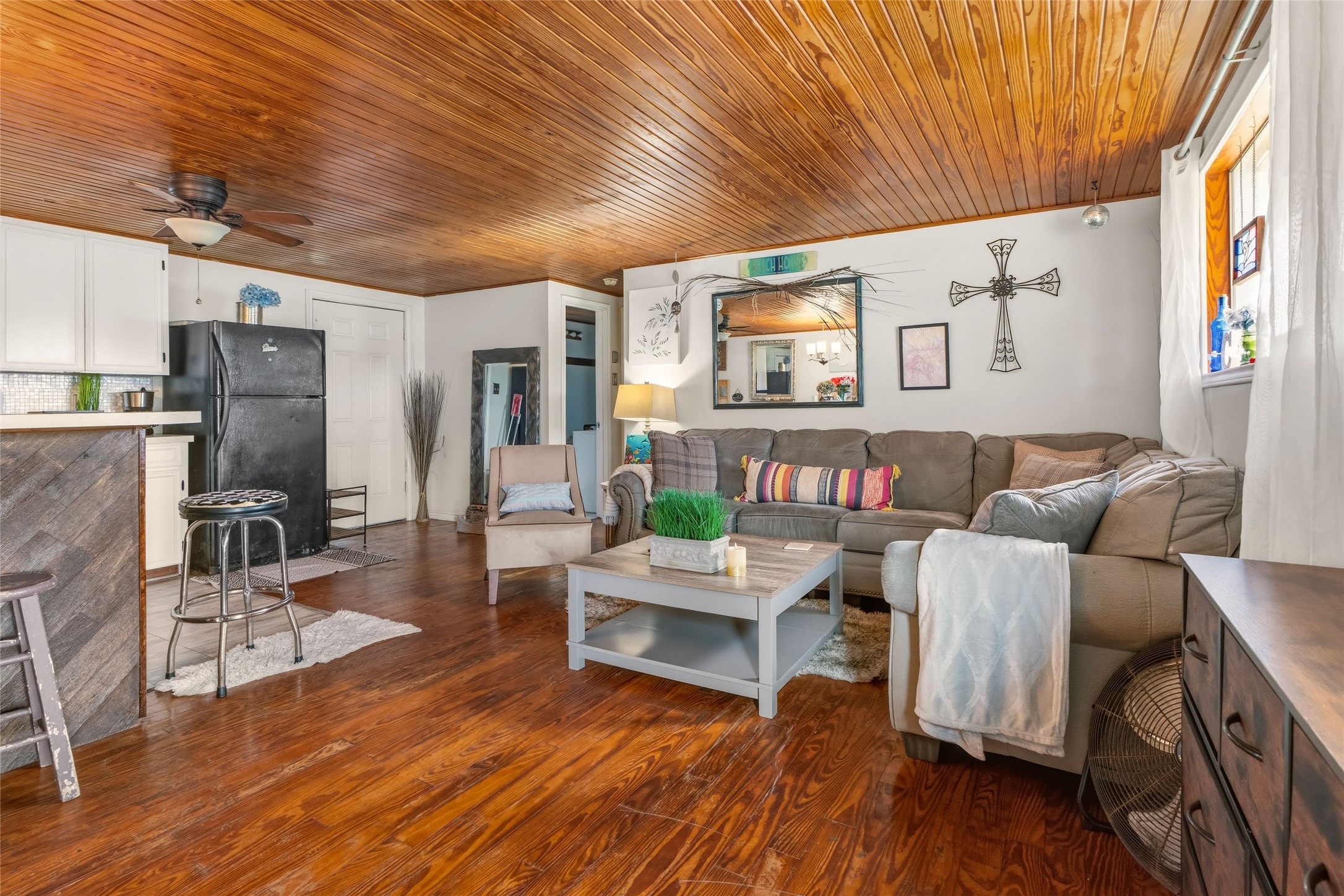 512 Caisson Street Surfside Beach, TX 77541 - Photo 6 of 29 a living room with furniture and wooden floor