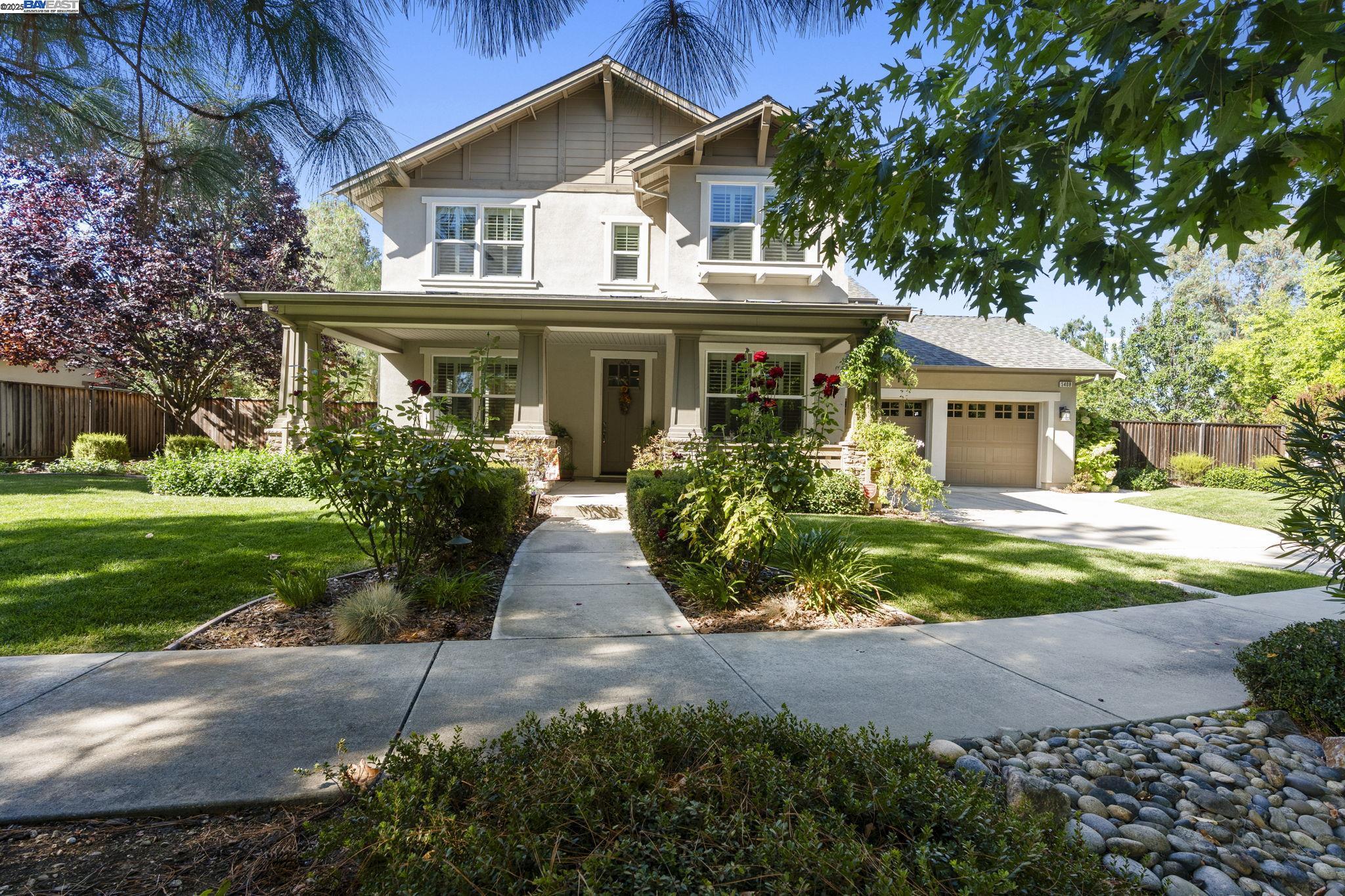a view of a yard in front of house