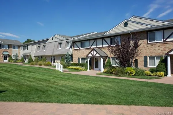 $3,055 | 125 Moonlight Walk, Unit 125, Holbrook, NY 11741