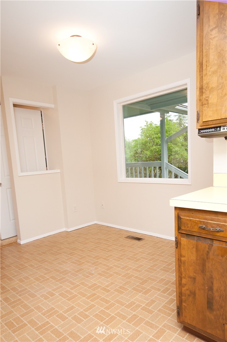 5021 Bakerview Road Oak Harbor, WA 98277 - Photo 6 of 12 Gallery Image 6