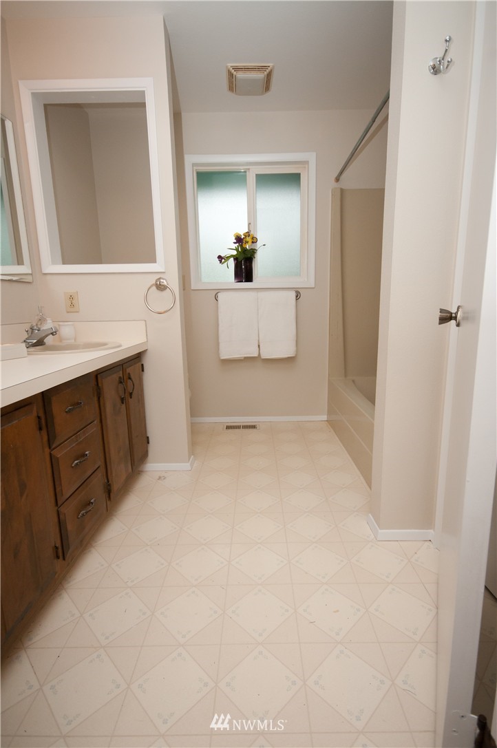5021 Bakerview Road Oak Harbor, WA 98277 - Photo 7 of 12 Gallery Image 7