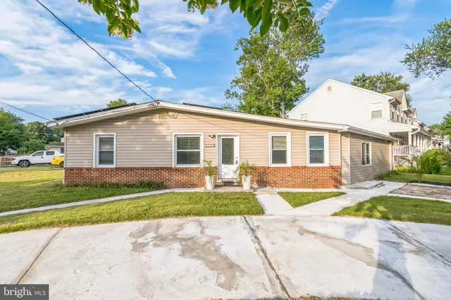 a view of a yard in front of a house