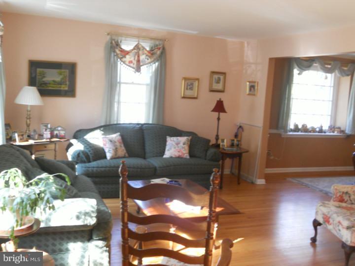 8 Signal Hill Road Cherry Hill, NJ 08003 - Photo 6 of 23 Living Room