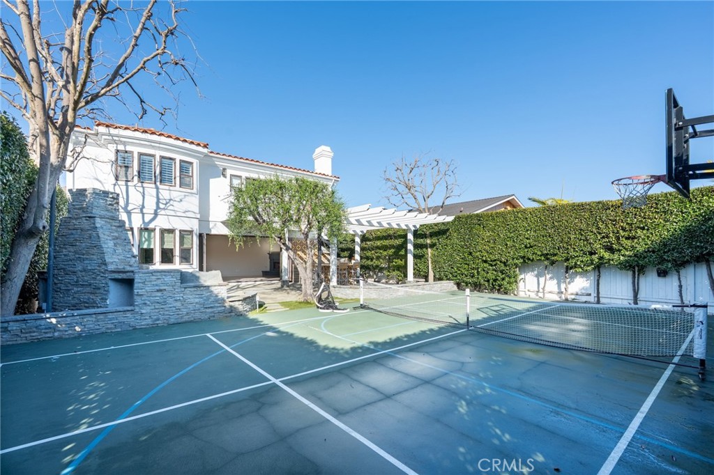 1018 11th Street Manhattan Beach, CA 90266 - Photo 29 of 29 a view of a backyard patio and fire pit