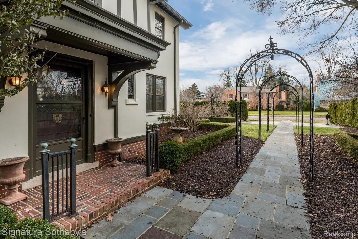 1022 Bishop Rd Grosse Pointe-large-006-014-1022 Bishop Rd Grosse Pointe-1499x1000-72dpi.jpg