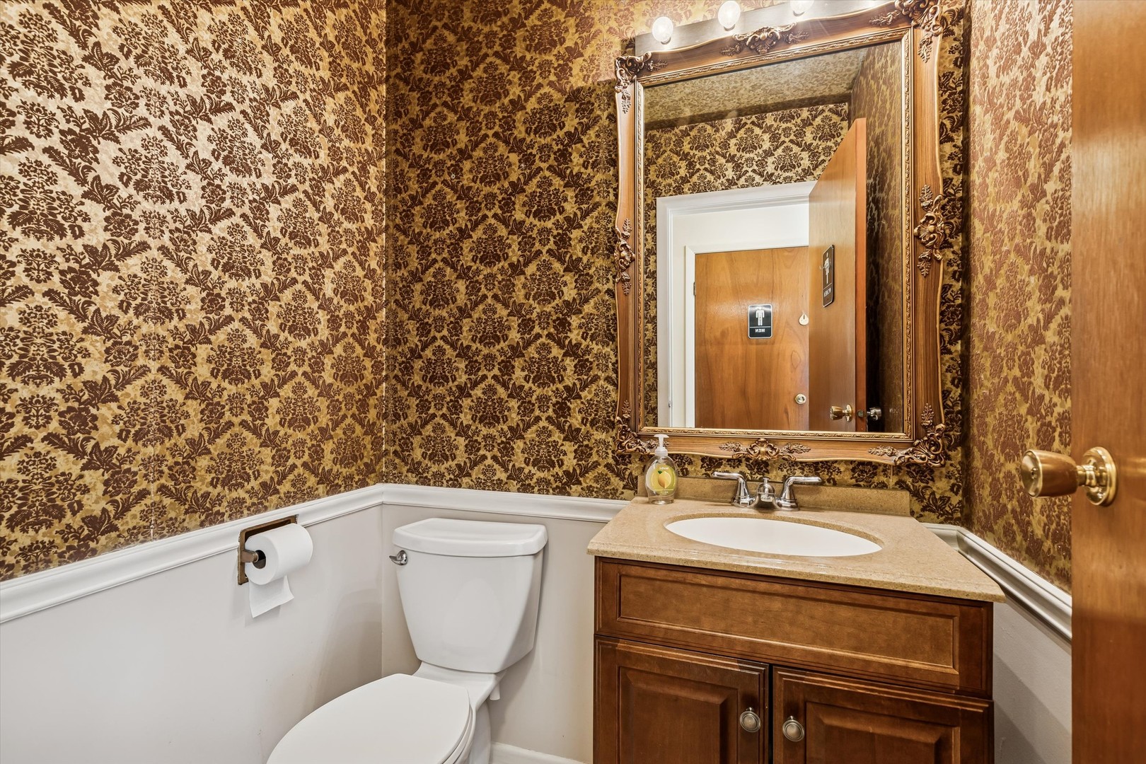 47 Sunset Drive Cary, IL 60013 - Photo 6 of 19 a bathroom with a toilet sink and mirror