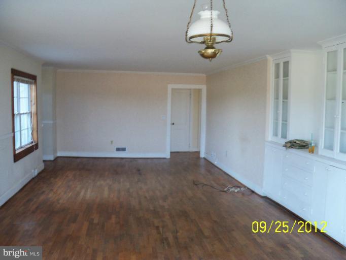 22121 Batna Road Culpeper, VA 22701 - Photo 5 of 19 Living Room