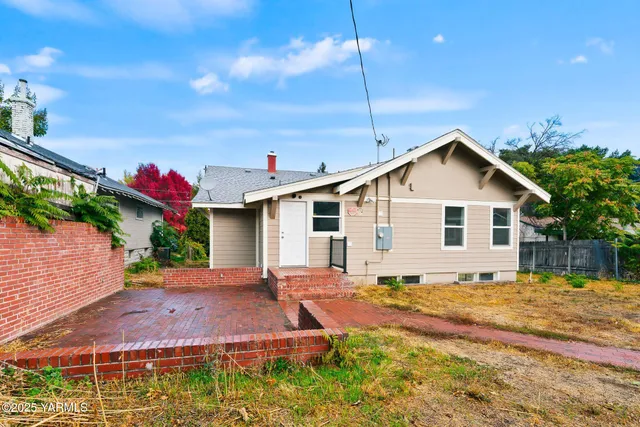 a view of a house with a yard