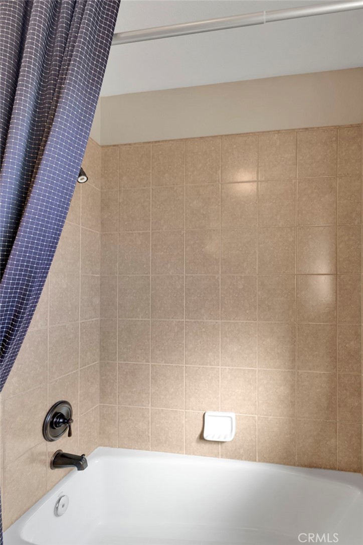 2909 Silver Ridge Drive Pinon Hills, CA 92372 - Photo 28 of 55 a bathroom with a bathtub