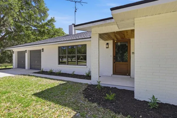a view of a house with backyard and porch