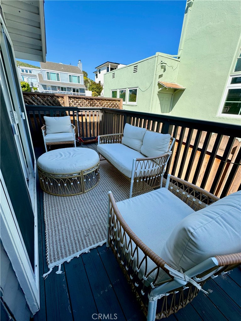 437 Cypress Drive, Unit B Laguna Beach, CA 92651 - Photo 18 of 20 a balcony with table and chairs