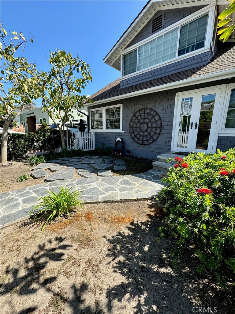 437 Cypress Drive, Unit B Laguna Beach, CA 92651 - Photo 2 of 20 a front view of a house with a yard