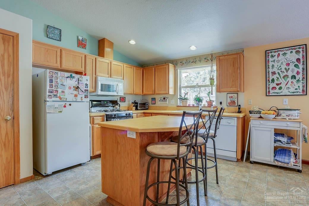 2392 Northeast Wells Acres Road Bend, OR 97701 - Photo 4 of 12 Gallery Image 4
