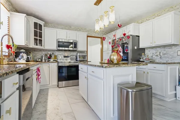 $379,900 | 1504 Estate Drive, Normal, IL 61761