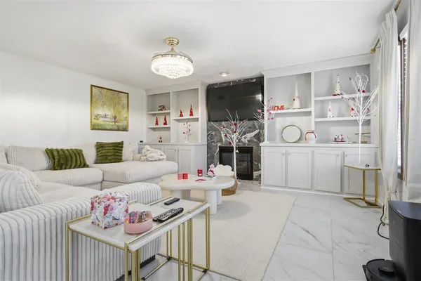 $379,900 | 1504 Estate Drive, Normal, IL 61761