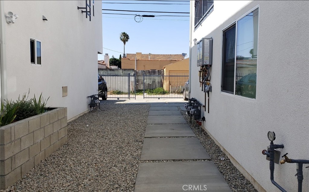2053 1/2 West Florence Avenue Los Angeles, CA 90047 - Photo 8 of 9