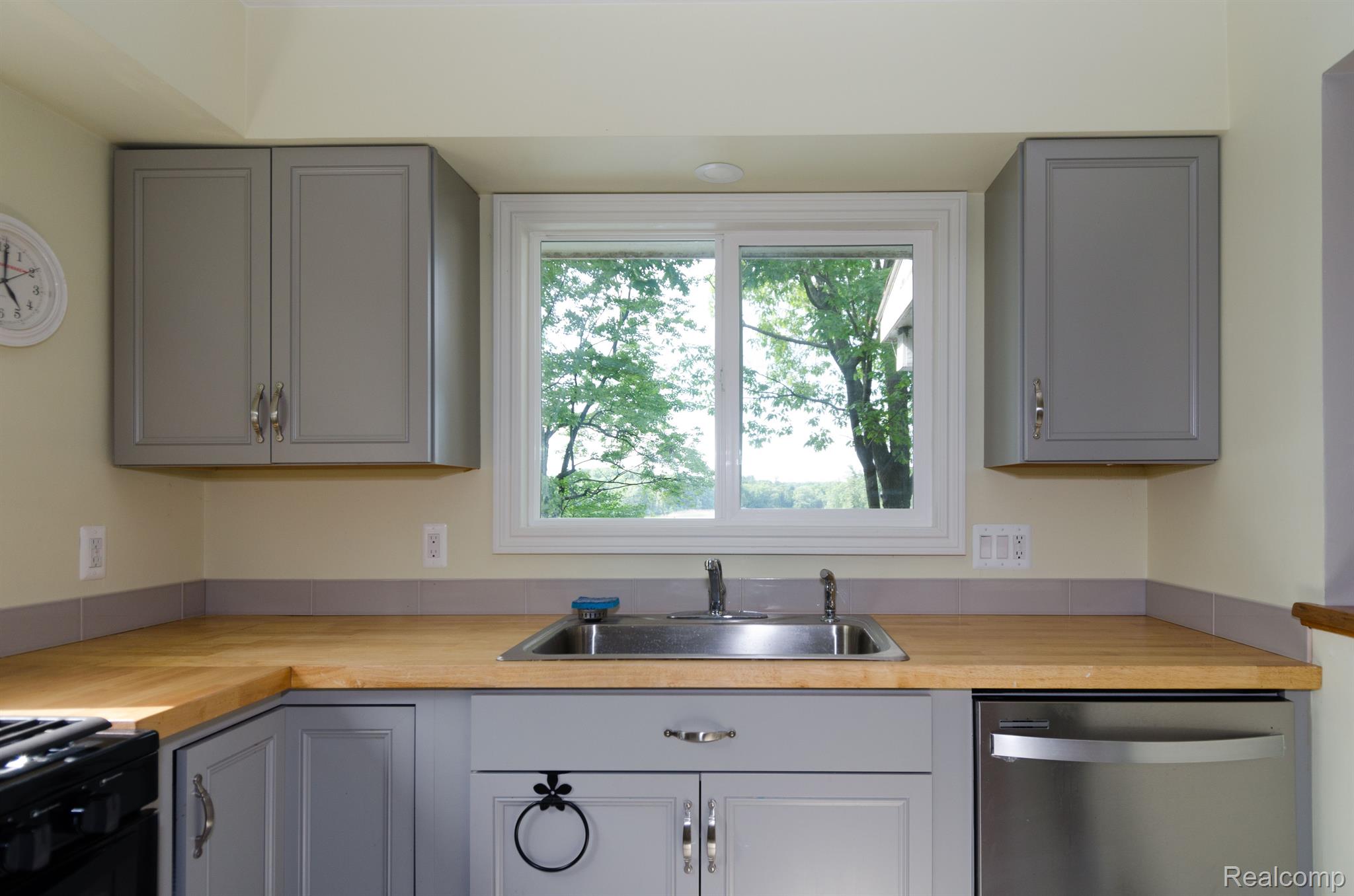 5335 Wayne Road White Lake, MI 48383 - Photo 11 of 29 5335 Wayne Rd - Kitchen.