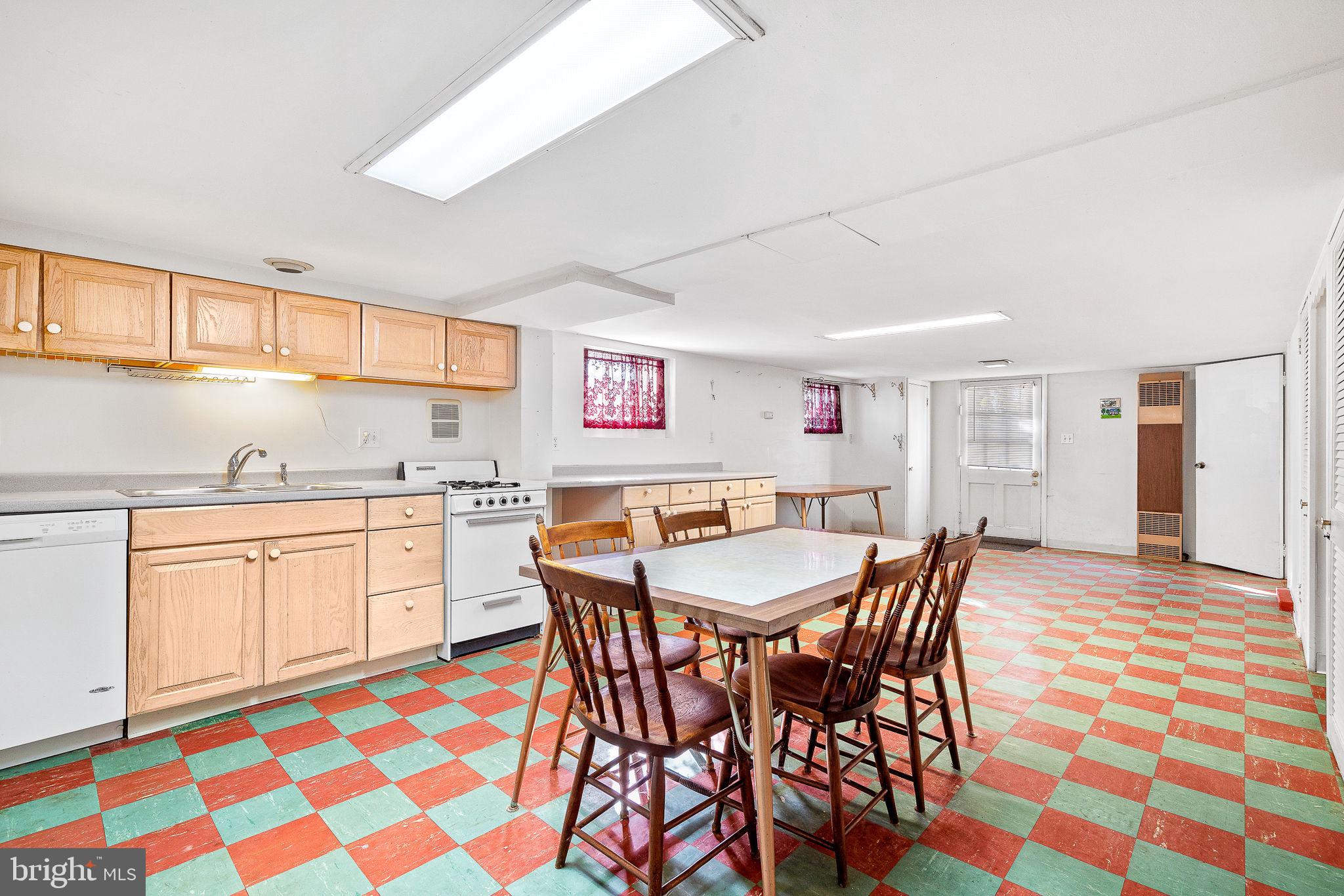 3005 Rueckert Avenue Baltimore, MD 21214 - Photo 25 of 38 Lower level kitchen