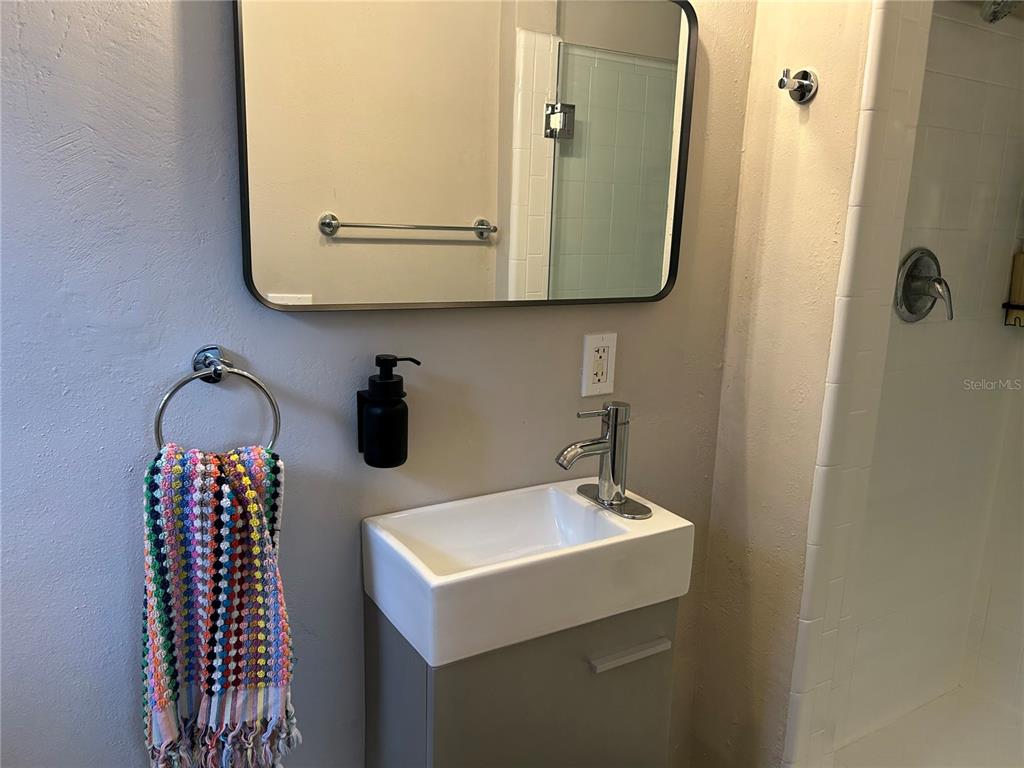 3320 Conway Gardens Road Orlando, FL 32806 - Photo 13 of 21 a bathroom with a sink and mirror