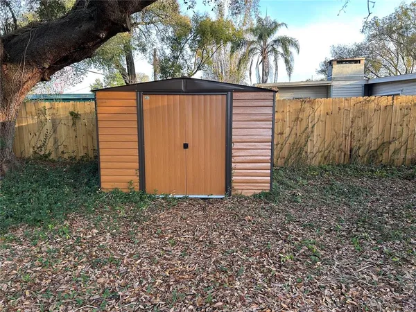 a view of a backyard