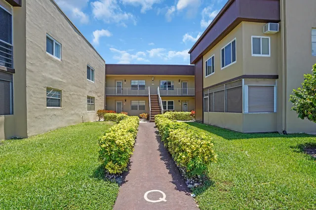 a view of an house with backyard and garden