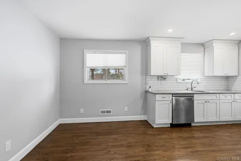 $625,000 | 16 Blackman Street, Smithtown, NY 11787