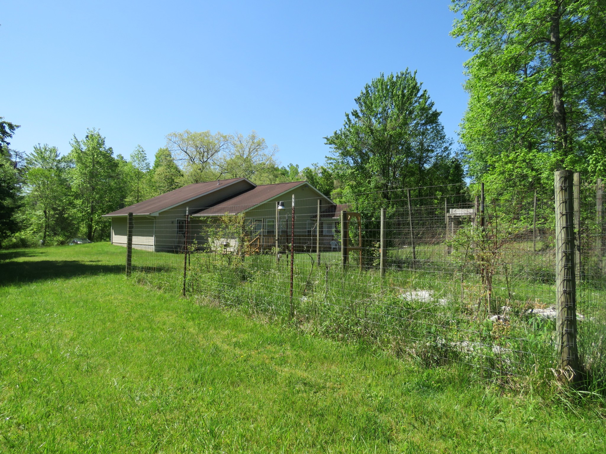 751 Yonside Drive Sparta, TN 38583 - Photo 25 of 36 a backyard of a house with plants and tree