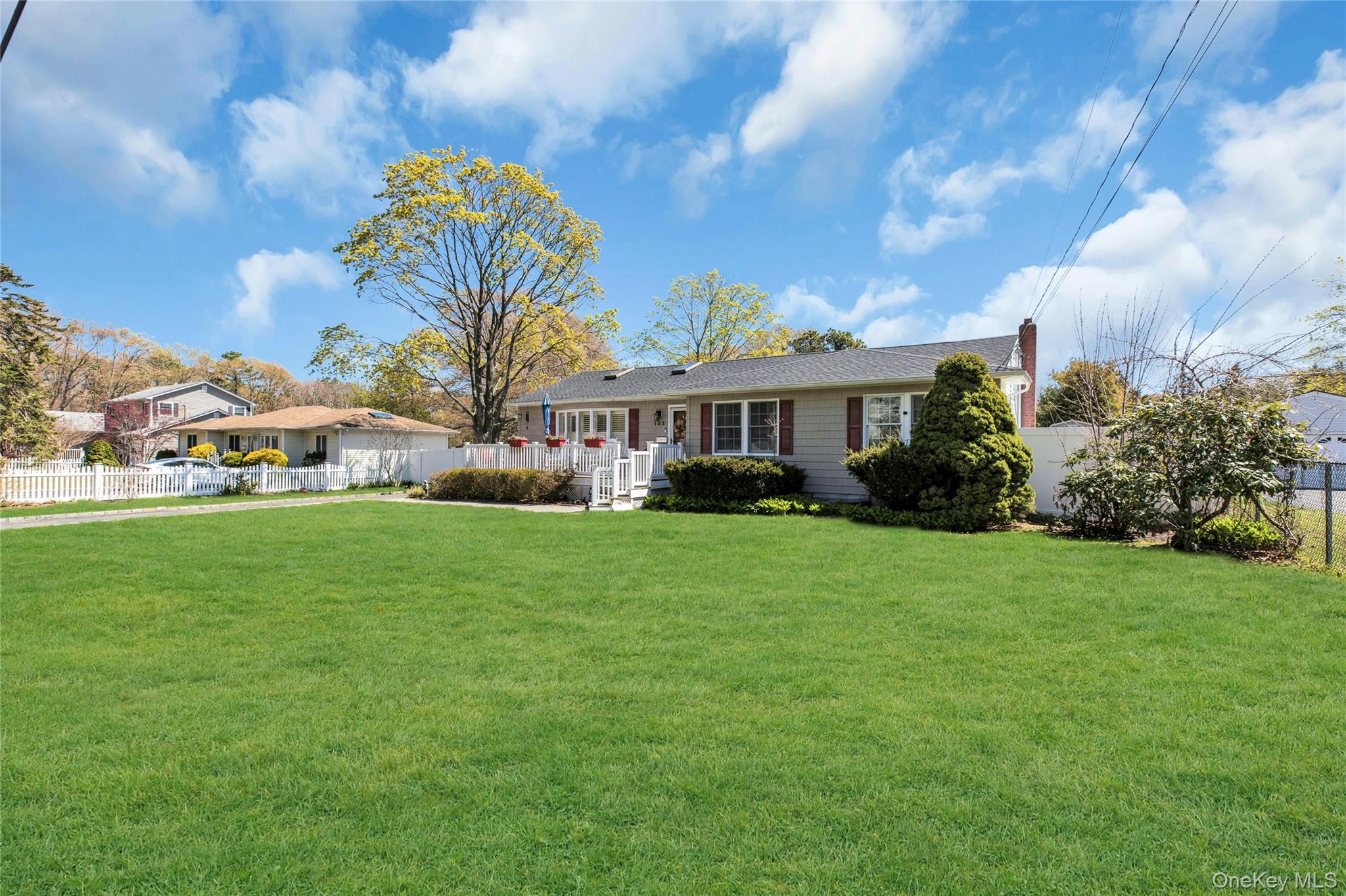 183 Division Avenue Blue Point, NY 11715 - Photo 3 of 33