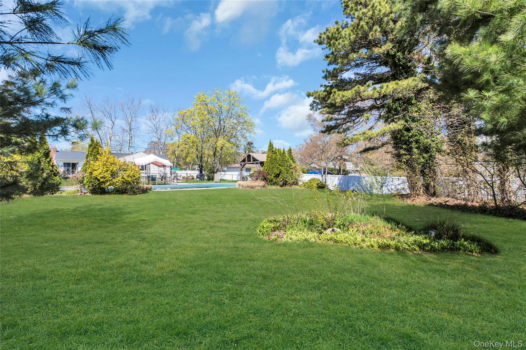 183 Division Avenue Blue Point, NY 11715 - Photo 31 of 33