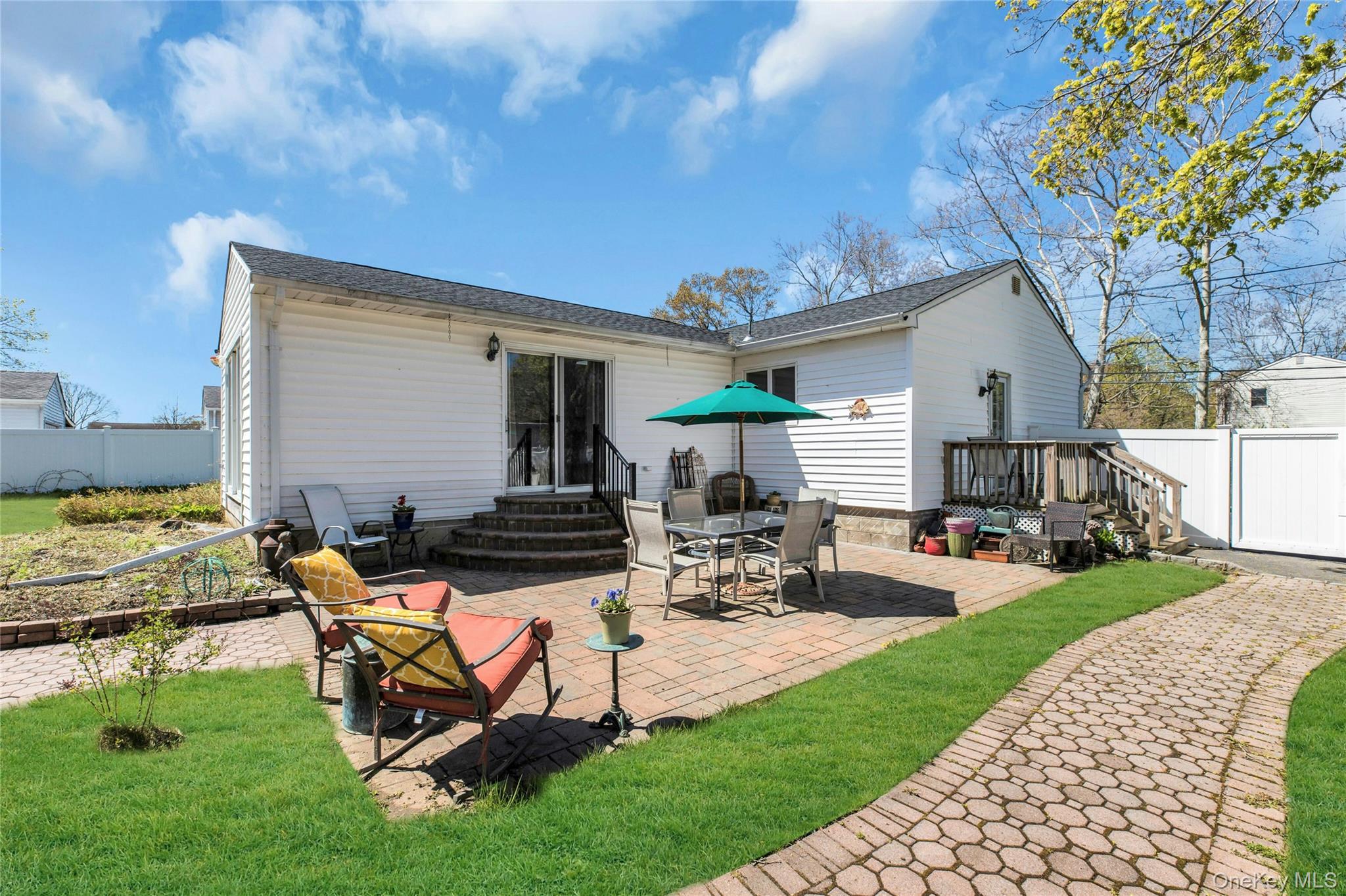 183 Division Avenue Blue Point, NY 11715 - Photo 32 of 33