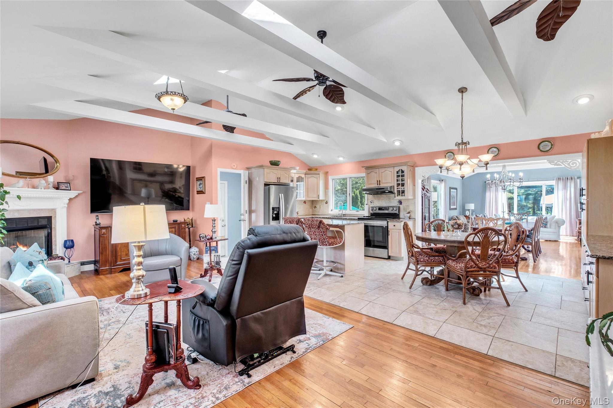183 Division Avenue Blue Point, NY 11715 - Photo 5 of 33