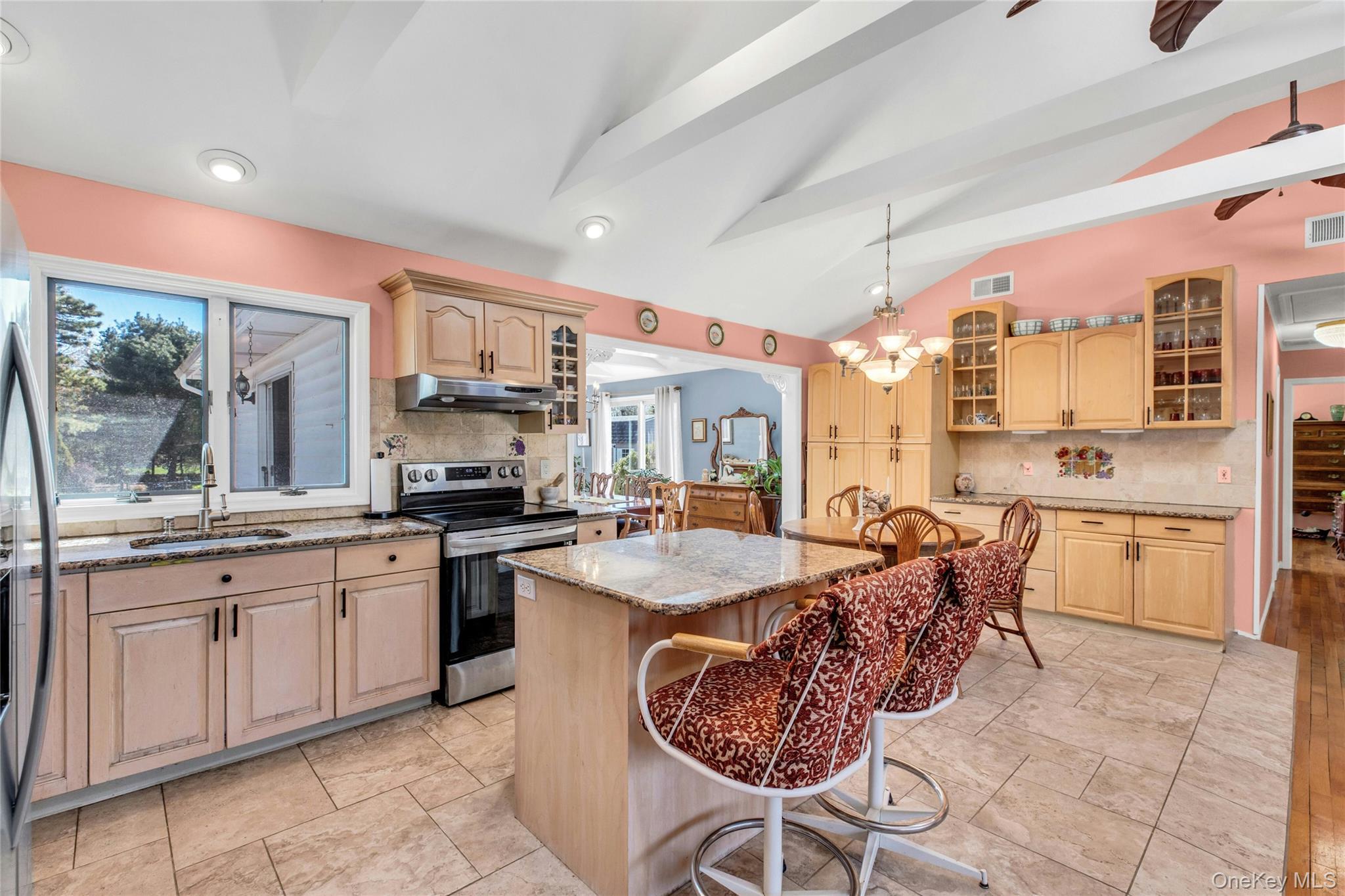183 Division Avenue Blue Point, NY 11715 - Photo 10 of 33