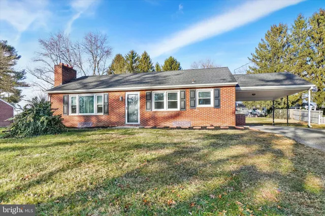 a view of a house with a backyard